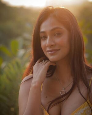 Anukreethy Vas Instagram - When life imitates the golden hour - radiant , warm and full of smiles. 🌅 💛
.
Captured by @kilaruness 📸 
.
#goldenhour #goldenhourmagic #smileandshine #yellow #anukreethyvas #tollywood #tollywoodactress #kollywood #kollywoodcinema #kollywoodactress #photography