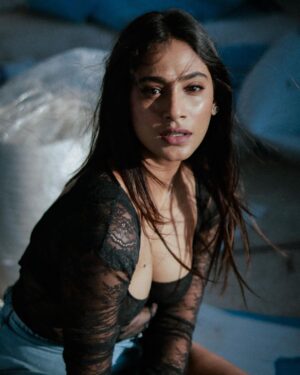 Anukreethy Vas Instagram - Embracing the golden hour glow in black-and bold 🖤🔥
.
Clicked by @kilaruness 📸 
.
.