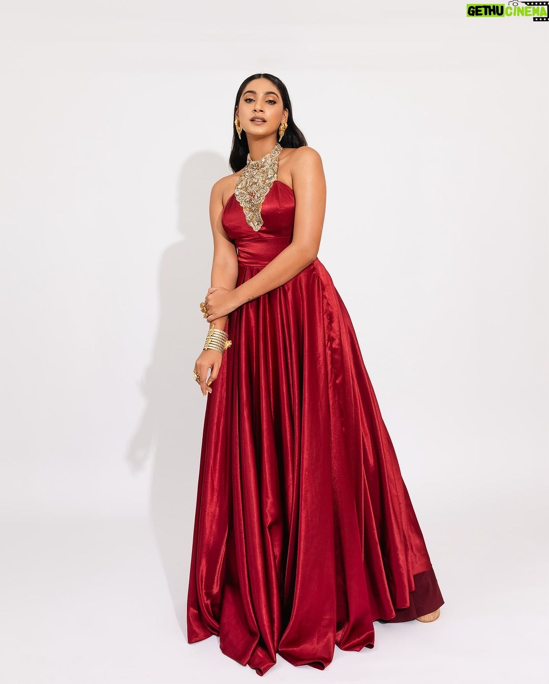 Anukreethy Vas Instagram - This dress is a yes π . . @anukreethy_vas for @she_awards π for best debutant actress - DSP β€οΈ Styling: @stylingbykarthikaswin ππΌ Outfit: @archana.karthick π Jewell: @rajianand π Makeup: @mild.tones π Hair: @hairstylist_rajee1111 π©πΌβ𦱠Photo: @anupamasindhia πΈ @livingin24fps πΈ . . #sheawards #anukreethyvas #trending #bestdebutfemale #dsp #kollywood #kollywoodcinema #kollywoodactress #tollywood #tollywoodactress #trending #explorepage #editorial #photography #fashion Chennai, India