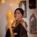 Anupama Gowda Instagram – Put on a strong face they said, 
But I smiled and I continue to smile 😊 

Saree: @mysoresilksareesss 
Blouse : @kalasthreebytejaswinikranthi 
Jewellery: My smile 😛
PC: @raghavstudios Bangalore, India