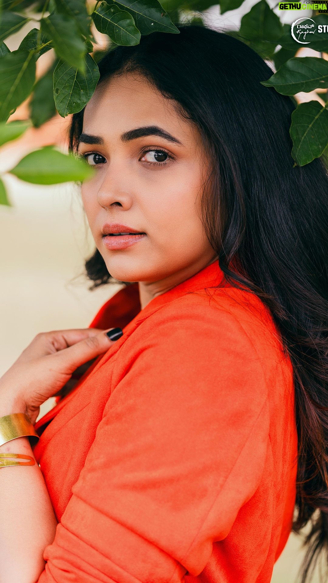 Anupama Gowda Instagram - “Celebrating every moment of life, by me being in my best element” Suvarna Jackpot @starsuvarna Outfit : @kalasthreebytejaswinikranthi Styling : @tejukranthi Assisted by ; @khushi_jagadisha Video courtesy : @raghavstudios Bangalore, India