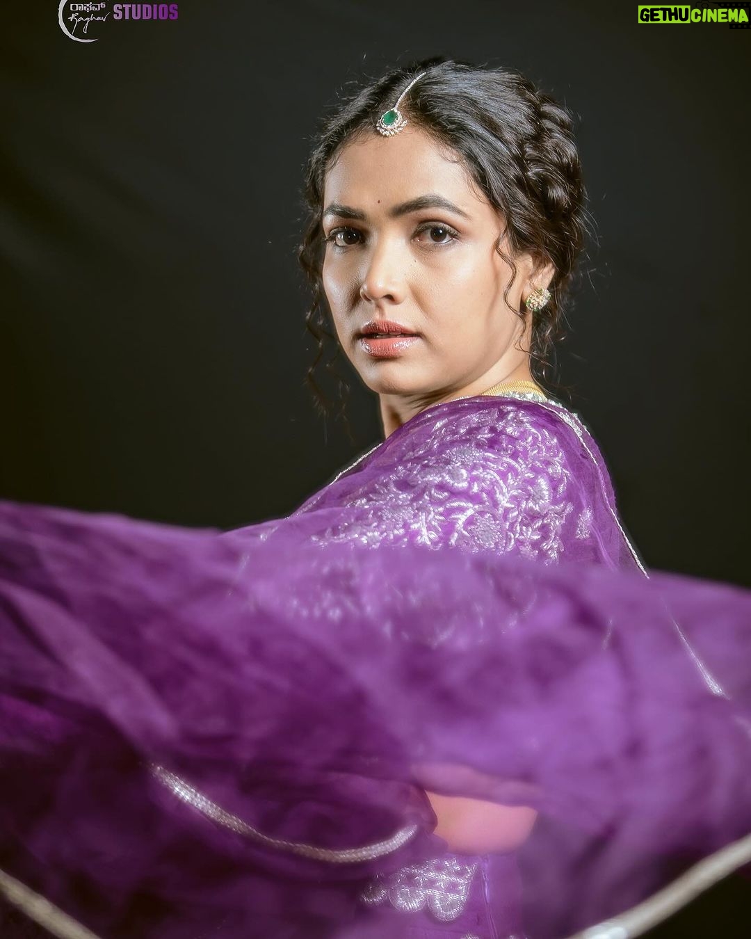 Anupama Gowda Instagram - Say it all with your eyes π Outfit: @aura_oofficial Styling: @tejukranthi Assisted by : @khushi_jagadisha Jewellery: @abarantimelessjewellery Makeup: @makeover_by_rohiniaarya Hairstyle: @makeoverwith_vandana PC: @raghavstudios