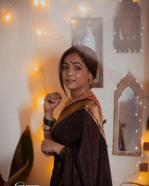 Anupama Gowda Instagram - Put on a strong face they said, 
But I smiled and I continue to smile 😊 

Saree: @mysoresilksareesss 
Blouse : @kalasthreebytejaswinikranthi 
Jewellery: My smile 😛
PC: @raghavstudios