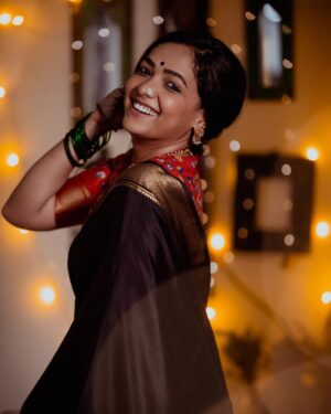 Anupama Gowda Instagram - Put on a strong face they said, 
But I smiled and I continue to smile 😊 

Saree: @mysoresilksareesss 
Blouse : @kalasthreebytejaswinikranthi 
Jewellery: My smile 😛
PC: @raghavstudios