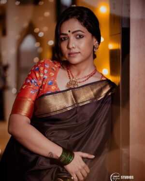 Anupama Gowda Instagram - Put on a strong face they said, 
But I smiled and I continue to smile 😊 

Saree: @mysoresilksareesss 
Blouse : @kalasthreebytejaswinikranthi 
Jewellery: My smile 😛
PC: @raghavstudios