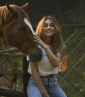 Anusha Dandekar Instagram - If you ain’t got no giddy up then giddy out my way… 

Be Kind. Be Brave. Be Wild.🤍 #Bach
@thebackwatersanctuary 
@thebisonkabini
