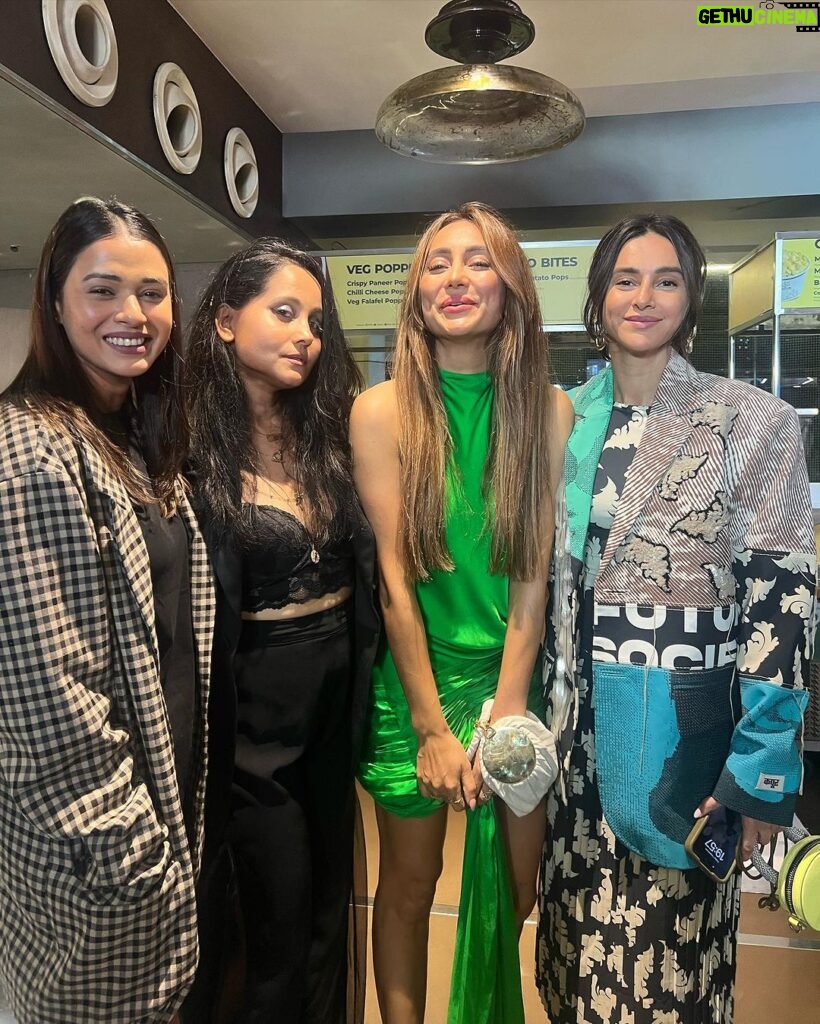 Anusha Dandekar Instagram - Did you know there are actually 4 of us sisters? Don’t believe me? Look closer ! #sistersforlife 💚😍⭐️