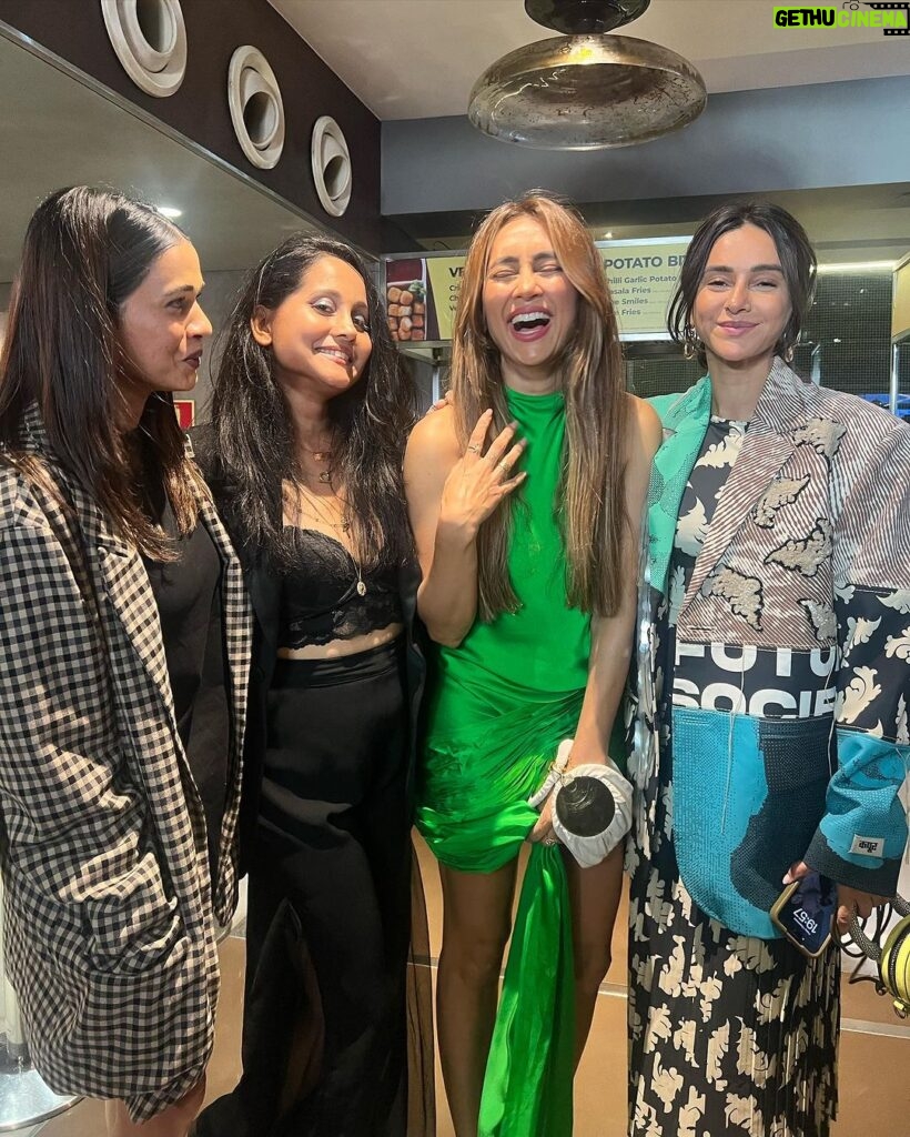 Anusha Dandekar Instagram - Did you know there are actually 4 of us sisters? Don’t believe me? Look closer ! #sistersforlife 💚😍⭐