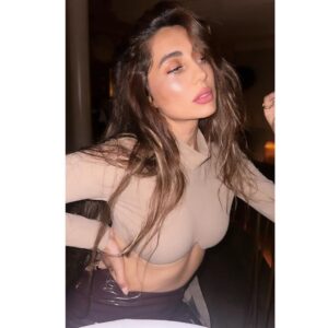 Anusha Dandekar Instagram - 1 2 3 ? 

tell me in brown hearts 🤎🤎🤎