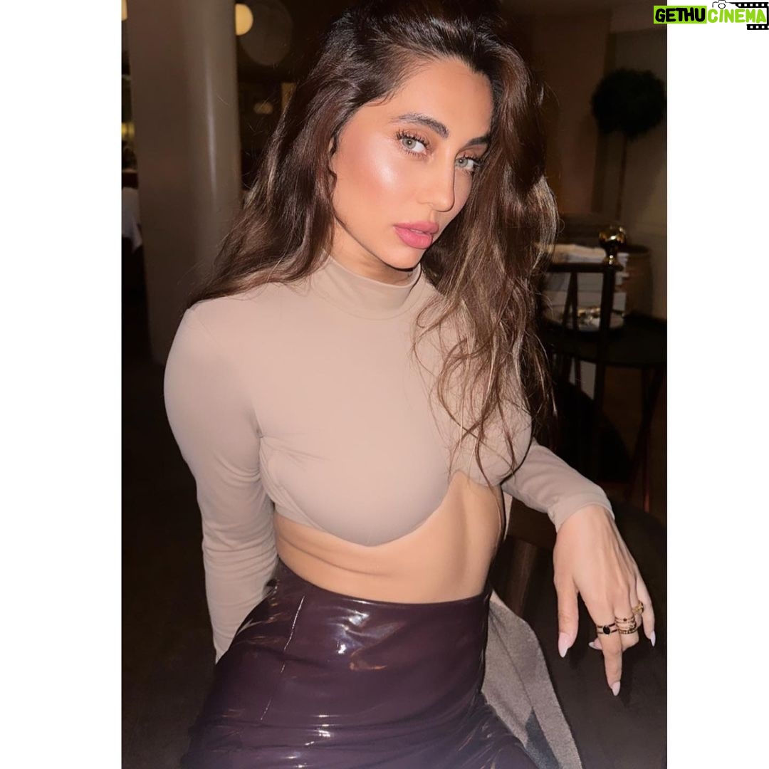 Anusha Dandekar - 58.4K Likes - 1 2 3 ?
tell me in brown hearts 🤎🤎🤎