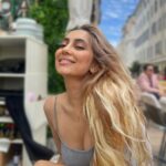 Anusha Dandekar Instagram - Je veux juste savoir si les blondes s’amuse plus? 👱🏽‍♀️💛