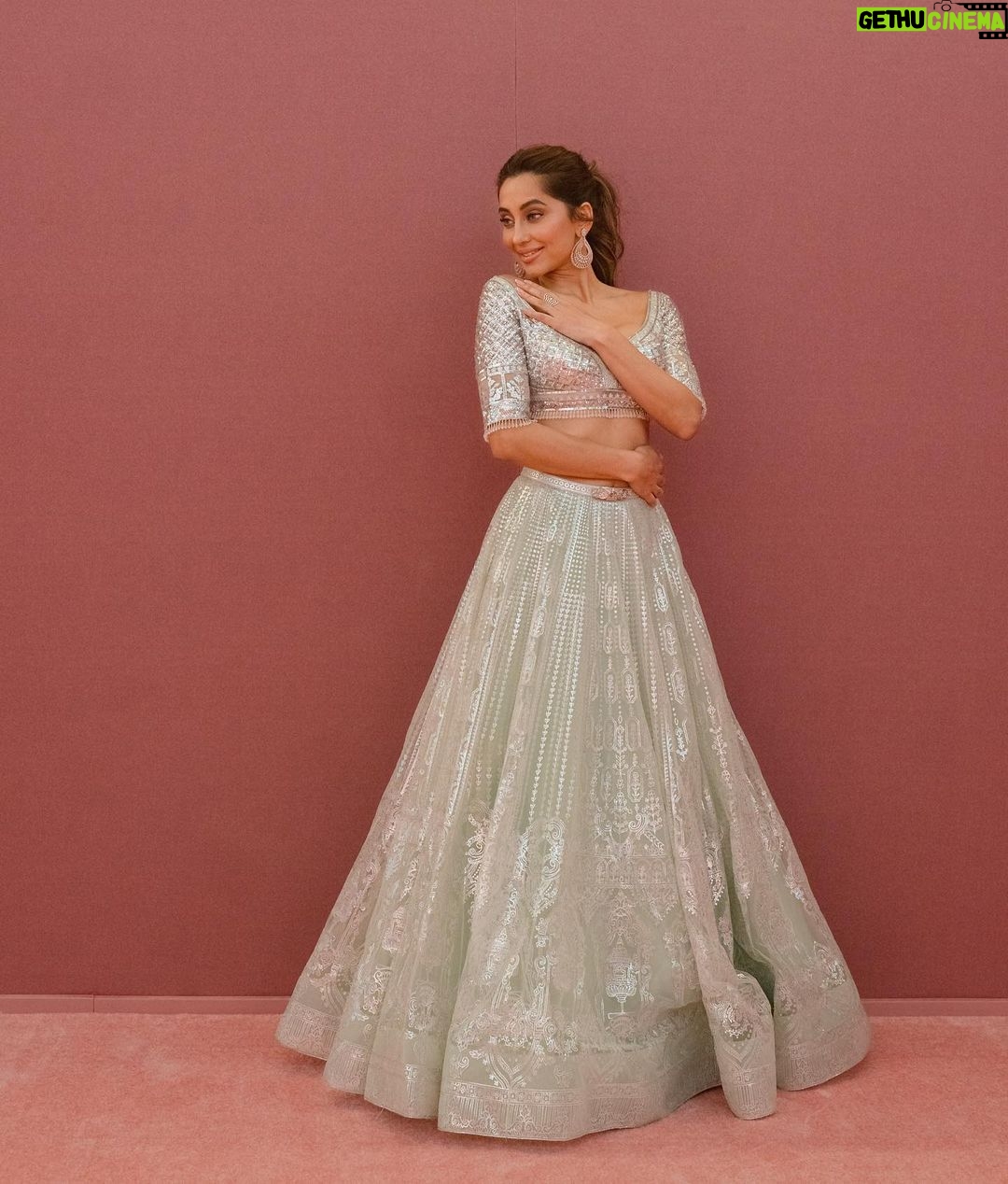 Anusha Dandekar Instagram - Did you find my glass slipper yet? 👡🤍 Outfit: @falgunishanepeacockindia @falgunipeacock @shanepeacock Jewelry: Earrings @tdfdiamondsandgold Ring @gehnajewellers1 H&M: @dollyouup_bys Styling: @khyatibusa Assistants: @mithun.gole #rita Management: @hcmediamgmt @hansichika Assisted by: @muskaan__k