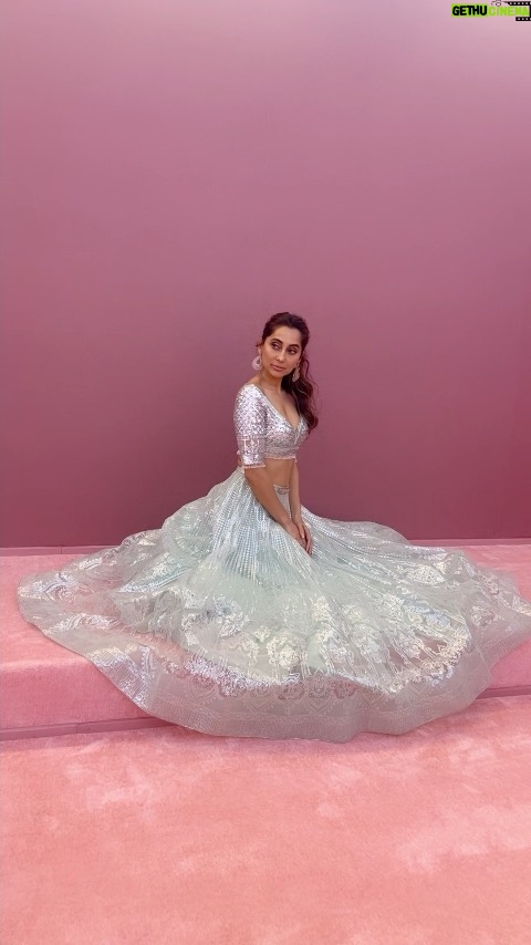 Anusha Dandekar Instagram - I forget sometimes… but you quickly remind me… 😉😘 🎤 Outfit: @falgunishanepeacockindia @falgunipeacock @shanepeacock H&M: @dollyouup_bys @shradhaluthra Earrings @tdfdiamondsandgold Ring @gehnajewellers1 Stylist: @khyatibusa Management: @hcmediamgmt @hansichika @muskaan__k Assistants: @mithun.gole #rita