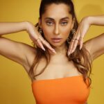 Anusha Dandekar Instagram - Orange squeeze…🧡🍊🧡 Photos: @shrutiibagwe Stylist: @khyatibusa Outfit: @miakee.official Jewelry: @the_bling_girll H&M assistant: @mithun.gole