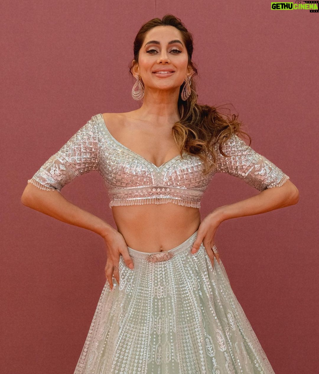 Anusha Dandekar Instagram - Did you find my glass slipper yet? 👡🤍 Outfit: @falgunishanepeacockindia @falgunipeacock @shanepeacock Jewelry: Earrings @tdfdiamondsandgold Ring @gehnajewellers1 H&M: @dollyouup_bys Styling: @khyatibusa Assistants: @mithun.gole #rita Management: @hcmediamgmt @hansichika Assisted by: @muskaan__k