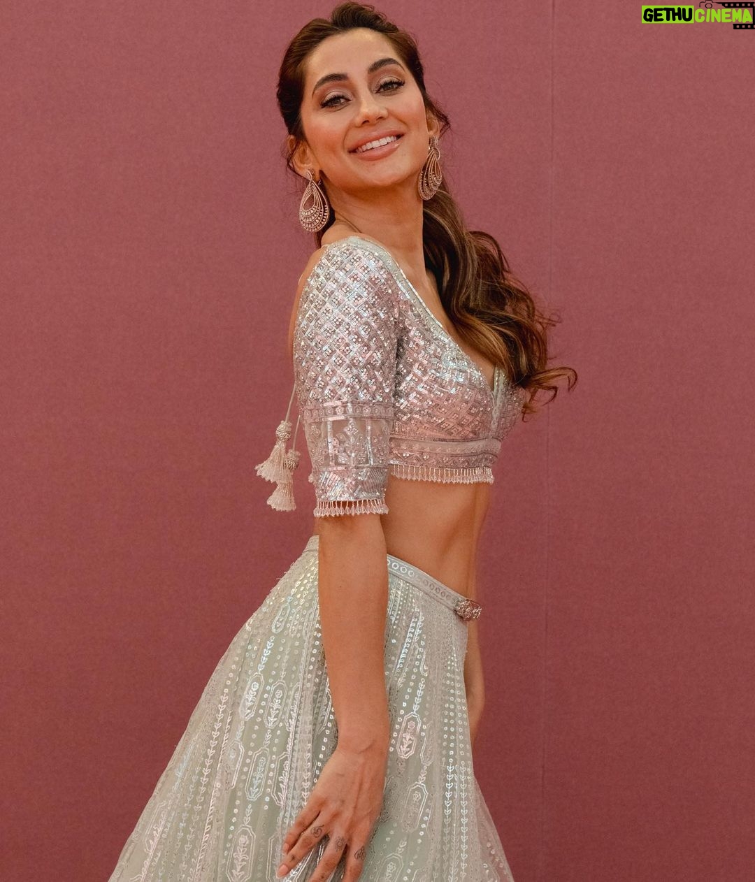Anusha Dandekar Instagram - Did you find my glass slipper yet? 👡🤍 Outfit: @falgunishanepeacockindia @falgunipeacock @shanepeacock Jewelry: Earrings @tdfdiamondsandgold Ring @gehnajewellers1 H&M: @dollyouup_bys Styling: @khyatibusa Assistants: @mithun.gole #rita Management: @hcmediamgmt @hansichika Assisted by: @muskaan__k