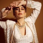 Anusha Dandekar Instagram - 🦢🦢🦢 This stunning Outfit: @manishmalhotra05 @manishmalhotraworld shot by: @shrutisbagwe Jewels: @curiocottagejewelry Hair: @mithun.gole -#priti