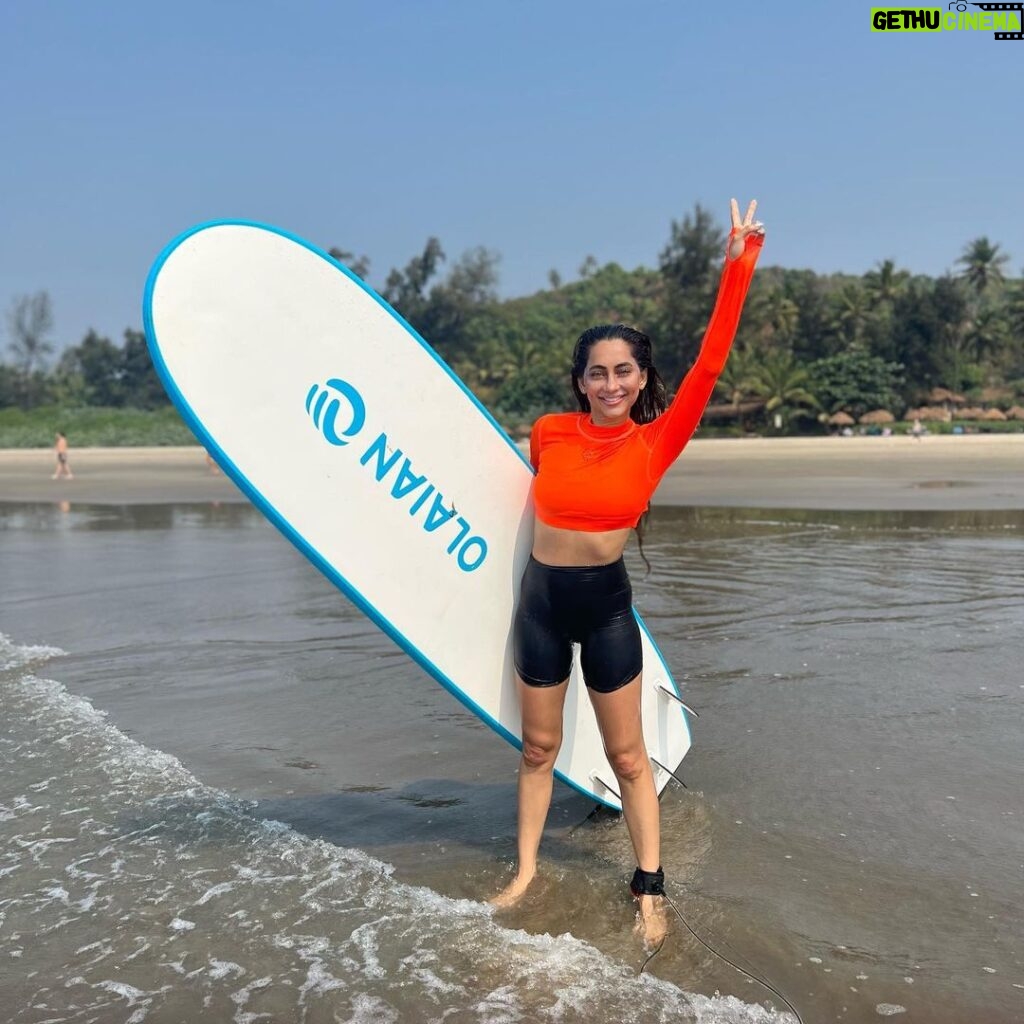Anusha Dandekar Instagram - Surfs up 🏄‍♀️ ✌🏽 Ps. My body is still recovering 🫠 #brutal but #amazing If you want to go for lessons in Goa msg @jack.surfschool they are so great!