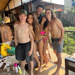 Anusha Dandekar Instagram - Last beach day of the year with the Fam☀️💛🫠

Can you spot the #sunlit @brownskinbeautyofficial …it’s a family affair! 😍

#filterfreeculture #sunkissed