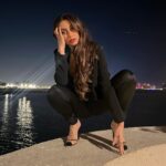 Anusha Dandekar Instagram - se sentir toujours belle en noir 🖤 Hair by: @mithun.gole