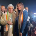 Anusha Dandekar Instagram - I’ve been blessed to share the stage with some extraordinary people… I’ve just never felt this overwhelmed by someone before… @jaduakhtar is the most awe-inspiring & thought provoking, brilliant human being I’ve ever met… and as a special bonus I now get to call him family. My mind is opened & my heart is so full… ❤️🫠