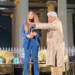 Anusha Dandekar Instagram - I’ve been blessed to share the stage with some extraordinary people… I’ve just never felt this overwhelmed by someone before… @jaduakhtar is the most awe-inspiring & thought provoking, brilliant human being I’ve ever met… and as a special bonus I now get to call him family. My mind is opened & my heart is so full… ❤️🫠