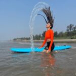 Anusha Dandekar Instagram - Surfs up 🏄‍♀️ ✌🏽 Ps. My body is still recovering 🫠 #brutal but #amazing If you want to go for lessons in Goa msg @jack.surfschool they are so great!