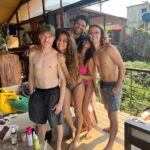 Anusha Dandekar Instagram - Last beach day of the year with the Fam☀️💛🫠 Can you spot the #sunlit @brownskinbeautyofficial …it’s a family affair! 😍 #filterfreeculture #sunkissed