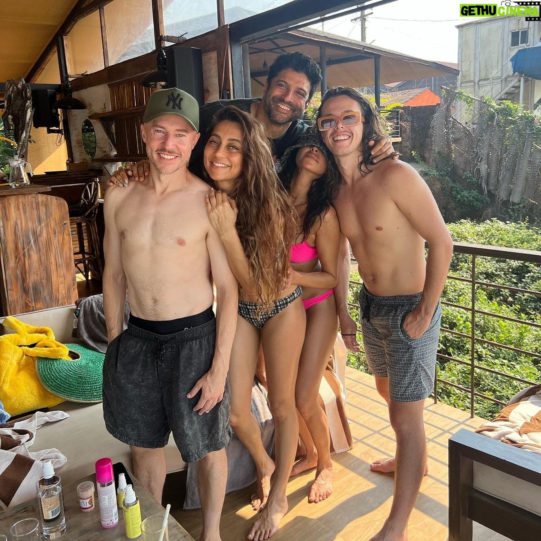 Anusha Dandekar - 48.4K Likes - Last beach day of the year with the Fam☀️💛🫠
Can you spot the #sunlit @brownskinbeautyofficial …it’s a family affair! 😍
#filterfreeculture #sunkissed