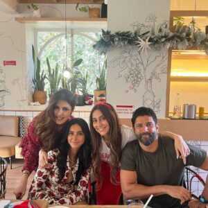 Anusha Dandekar Instagram - My favourite day of the year… when I get to bring my family and friends (old and new) together in one room… and share food, laughter and secret Santa on a budget hehe…  it’s been a tradition for so many years now and what’s constant may not be the people but the love that is in the room… ❤️ so grateful. 
Hope you had yourself a Merry Christmas, hugs and kisses.
🎅🎁❤️🌲