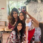 Anusha Dandekar Instagram - My favourite day of the year… when I get to bring my family and friends (old and new) together in one room… and share food, laughter and secret Santa on a budget hehe… it’s been a tradition for so many years now and what’s constant may not be the people but the love that is in the room… ❤️ so grateful. Hope you had yourself a Merry Christmas, hugs and kisses. 🎅🎁❤️🌲
