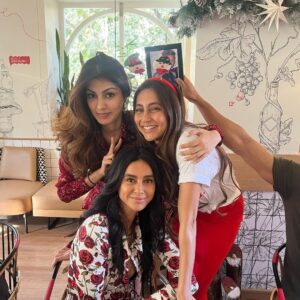 Anusha Dandekar Instagram - My favourite day of the year… when I get to bring my family and friends (old and new) together in one room… and share food, laughter and secret Santa on a budget hehe…  it’s been a tradition for so many years now and what’s constant may not be the people but the love that is in the room… ❤️ so grateful. 
Hope you had yourself a Merry Christmas, hugs and kisses.
🎅🎁❤️🌲