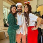 Anusha Dandekar Instagram - My favourite day of the year… when I get to bring my family and friends (old and new) together in one room… and share food, laughter and secret Santa on a budget hehe… it’s been a tradition for so many years now and what’s constant may not be the people but the love that is in the room… ❤️ so grateful. Hope you had yourself a Merry Christmas, hugs and kisses. 🎅🎁❤️🌲