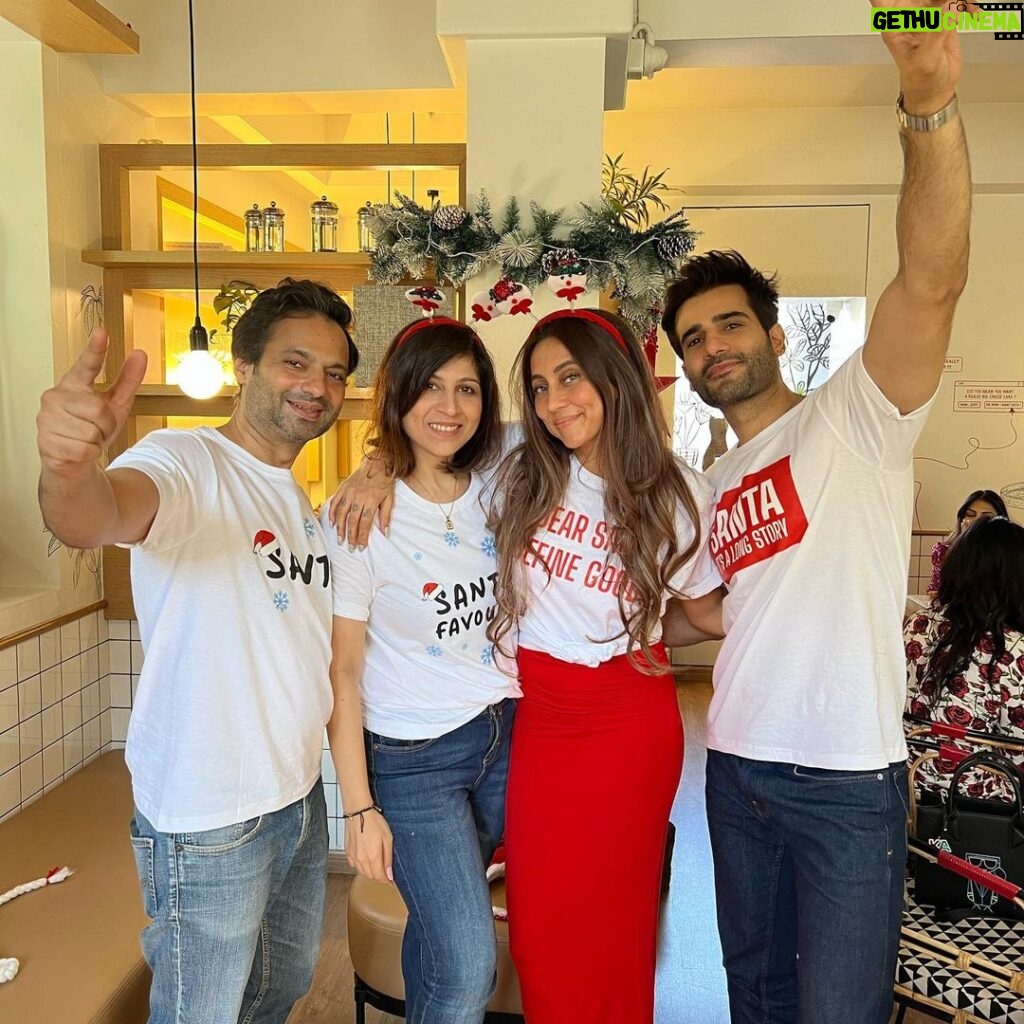 Anusha Dandekar Instagram - My favourite day of the year… when I get to bring my family and friends (old and new) together in one room… and share food, laughter and secret Santa on a budget hehe… it’s been a tradition for so many years now and what’s constant may not be the people but the love that is in the room… ❤️ so grateful. Hope you had yourself a Merry Christmas, hugs and kisses. 🎅🎁❤️🌲