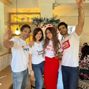 Anusha Dandekar Instagram - My favourite day of the year… when I get to bring my family and friends (old and new) together in one room… and share food, laughter and secret Santa on a budget hehe…  it’s been a tradition for so many years now and what’s constant may not be the people but the love that is in the room… ❤️ so grateful. 
Hope you had yourself a Merry Christmas, hugs and kisses.
🎅🎁❤️🌲
