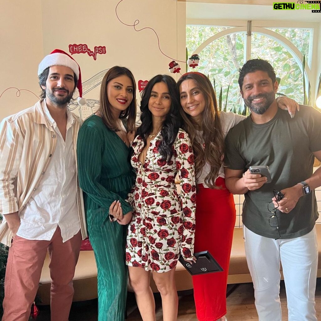 Anusha Dandekar Instagram - My favourite day of the year… when I get to bring my family and friends (old and new) together in one room… and share food, laughter and secret Santa on a budget hehe… it’s been a tradition for so many years now and what’s constant may not be the people but the love that is in the room… ❤️ so grateful. Hope you had yourself a Merry Christmas, hugs and kisses. 🎅🎁❤️🌲