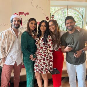 Anusha Dandekar Instagram - My favourite day of the year… when I get to bring my family and friends (old and new) together in one room… and share food, laughter and secret Santa on a budget hehe…  it’s been a tradition for so many years now and what’s constant may not be the people but the love that is in the room… ❤️ so grateful. 
Hope you had yourself a Merry Christmas, hugs and kisses.
🎅🎁❤️🌲
