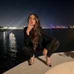 Anusha Dandekar Instagram - se sentir toujours belle en noir 🖤 Hair by: @mithun.gole