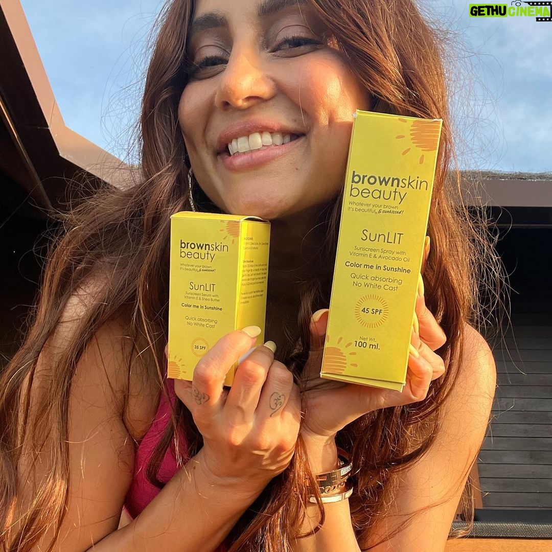 Anusha Dandekar Instagram - Honestly I’m so proud of these two prouducts right here… I use them everyday! You have to try it to believe how GOOD they are! My special tinted sunscreen serum and sunscreen translucent spray, will leave no white cast or white cream residue! Glides on the skin perfectly, like butter, absorbs in seconds, non greasy, smells lovely and feels light and amazing! You can use before, during and after makeup also for that added GLOW Up! Whatchu waiting for? Go Get LIT! #sunlit #brownskinbeuty #whateveryourbrownitsbeautiful #browngirls @brownskinbeautyofficial 🤎☀️🤎