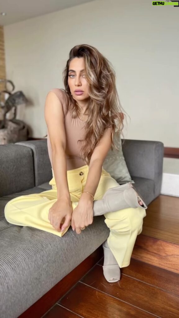 Anusha Dandekar Instagram - Which is your fav, 1 to 5? 💛 Hair by: @mithun.gole