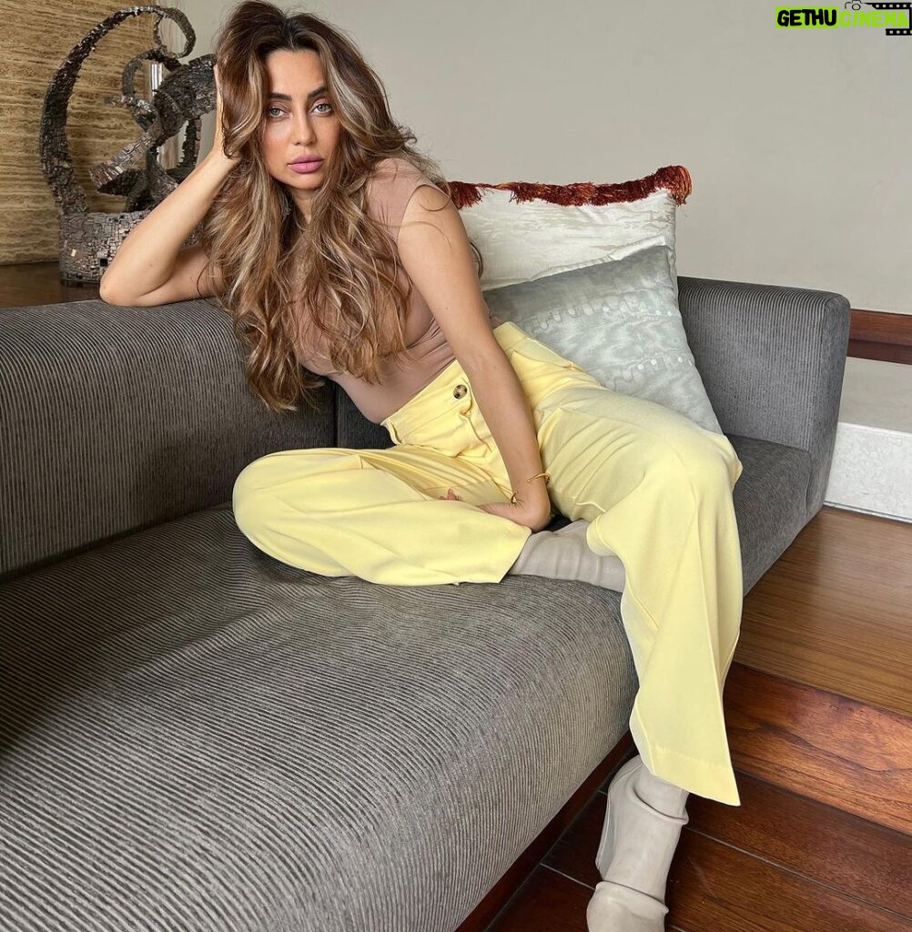 Anusha Dandekar Instagram - I just wanna get high with my lover… 💛 oh wait I don’t get high and I don’t have one… So let’s leave this as a cute post, bye… 🙆🏽‍♀ Hair and photo by: @mithun.gole 🧡