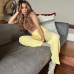 Anusha Dandekar Instagram - I just wanna get high with my lover… 💛 oh wait I don’t get high and I don’t have one… So let’s leave this as a cute post, bye… 🙆🏽‍♀️ Hair and photo by: @mithun.gole 🧡