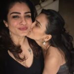 Anushka Kaushik Instagram - Keeping Padma Shri,National awards & all the prestigious awards in her showcase, the medal she ALWAYS keeps wearing is of a caring mom❤️💋 Her warmth awwwww🥹 . . . . #supermom #ravinatandon #actor #actress #partytime #partynight #makingmemories #kisses #anushkakaushik Mumbai, Maharashtra