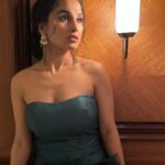 Anushka Kaushik Instagram - Jo mehboob ko dekhe toh khuda ko bhul jaye… wo Ishq . . . . . #love #lovequotes #loveislove #shayari #shayarilover #ishq #emotional #loveable #anushkakaushik #makeup #dolledup #lights #mood #filmfare #redcarpet #night #fashion Taj Lands End, Mumbai