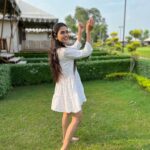 Anushka Kaushik Instagram - Mumma never allowed the rebellious kid to play in the garden while wearing white 👧🥹 . . . . . #whitedress #playtime #stillakid #childhood #childhoodmemories #parentslove #parenting #parents #anushkakaushik Banaras-E-Ishq