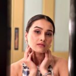 Anushka Kaushik Instagram – Hum labo se keh na pae unse haal-e-dil kabhi🥺
.
.
Styled by- @thisisarpitaaa 
Makeup by- @upasana.chh__ 
Hair by- @rimpisharma102 
Team- @hardikgambhir @ashishsinghtriumph @aayush13chhabra 
.
#shootday #shoottime #shootmode #light #yellowlight #tkss #thekapilsharmashow #vanitymakeup #vanitymirror #anushkakaushik Mumbai, Maharashtra