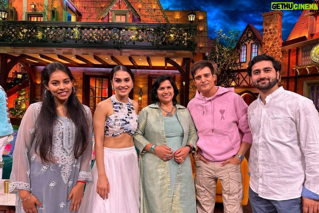 Anushka Kaushik Instagram - Aaj The kapil Sharma show par ‘Garmi’ badhne wali hai🔥 . . . Also *another* *update*(Alot of ppl don’t know)— 5 years ago! I did my 1st ever project,a Bollywood feature film starring Jimmy Shergil sir. After pack up I ran to get a picture clicked with him but couldn’t get one . Cut to - 5 years later! It feels so grateful to sit right beside him 🕉️ on TKSS & Yes! Mom was constant on both the sets . . #momlove #tkss #garmi #thekapilsharmashow #kapilsharma #cast #hasil #actors #actorslife #dreambig #dreamcometrue #childhooddream #blessed #AnushkaKaushik