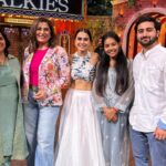 Anushka Kaushik Instagram - Aaj The kapil Sharma show par ‘Garmi’ badhne wali hai🔥 . . . Also *another* *update*(Alot of ppl don’t know)— 5 years ago! I did my 1st ever project,a Bollywood feature film starring Jimmy Shergil sir. After pack up I ran to get a picture clicked with him but couldn’t get one . Cut to - 5 years later! It feels so grateful to sit right beside him 🕉️ on TKSS & Yes! Mom was constant on both the sets . . #momlove #tkss #garmi #thekapilsharmashow #kapilsharma #cast #hasil #actors #actorslife #dreambig #dreamcometrue #childhooddream #blessed #AnushkaKaushik