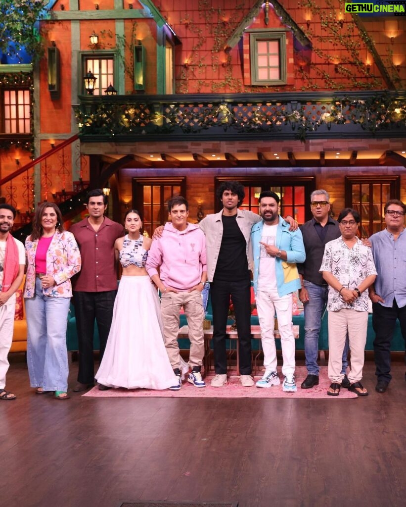 Anushka Kaushik Instagram - Aaj The kapil Sharma show par ‘Garmi’ badhne wali hai🔥 . . . Also *another* *update*(Alot of ppl don’t know)— 5 years ago! I did my 1st ever project,a Bollywood feature film starring Jimmy Shergil sir. After pack up I ran to get a picture clicked with him but couldn’t get one . Cut to - 5 years later! It feels so grateful to sit right beside him 🕉️ on TKSS & Yes! Mom was constant on both the sets . . #momlove #tkss #garmi #thekapilsharmashow #kapilsharma #cast #hasil #actors #actorslife #dreambig #dreamcometrue #childhooddream #blessed #AnushkaKaushik