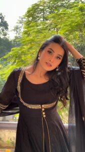 Anushka Kaushik Instagram - To whomsoever it may concern~Apologies 😎 . . . Outfit by- @zaamo.official @gillorisocial Hmu by - @gracy_makeovers . . . #blacksuit #naturalmakeup #indianlook #funnyvideo #comedyreels #fungirls #anushkakaushik